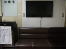 院内の床や壁紙が新しくなり、大型テレビが設置されました！